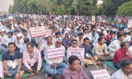 କନ୍ଧମାଳ ଜାତୀୟ ସ୍ୱାସ୍ଥ୍ୟ ମିଶନ କର୍ମଚାରୀଙ୍କ ସମସ୍ୟା ସମାଧାନ ଦିଗରେ ପଦକ୍ଷେପ ଗ୍ରହଣ କରିବାକୁ ଧାରଣା