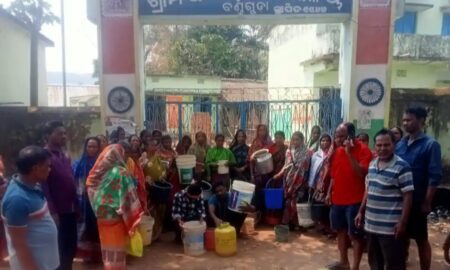 ପିଇବା ପାଣି ପାଇଁ ହନ୍ତସନ୍ତ:  ପଞ୍ଚାୟତ କାର୍ଯ୍ୟାଳୟକୁ ଘେରିଲେ ଗ୍ରାମବାସୀ