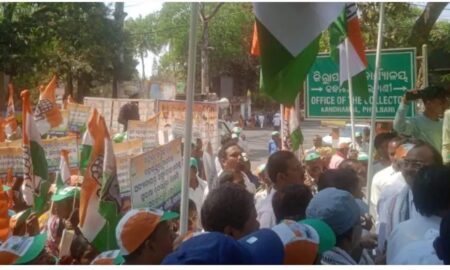 ରାଜ୍ୟରେ ବଢୁଛି ନାରୀ ନିର୍ଯାତନା: ପ୍ରତିବାଦରେ ଜିଲ୍ଲାପାଳଙ୍କ ଅଫିସ ଘେରାଉ