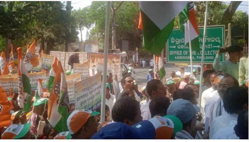 ରାଜ୍ୟରେ ବଢୁଛି ନାରୀ ନିର୍ଯାତନା: ପ୍ରତିବାଦରେ ଜିଲ୍ଲାପାଳଙ୍କ ଅଫିସ ଘେରାଉ