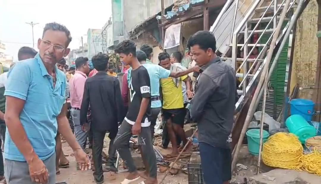 ଦୋକାନ ବଜାର ଆଡକୁ ମାଡିଗଲା ଟାଟା ଆଇଚର ଗାଡି : ୧୦ ଆହାତ, ୫ ଗୁରୁତର