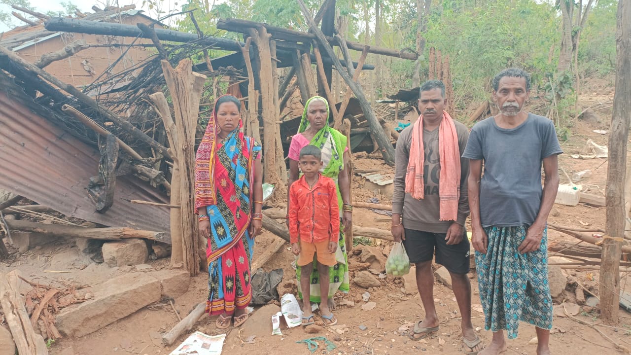 ୨୮ ଟିକିଆ ଜଙ୍ଗଲୀ ହାତୀ ପଲ ଘର ଭାଙ୍ଗିଲେ,୪ ପରିବାର ବାସ ହରା