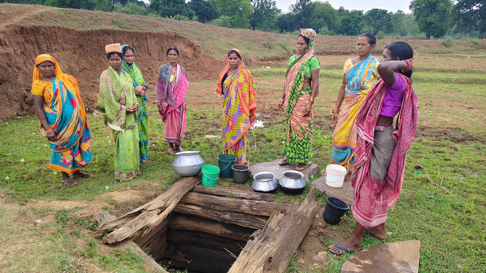 ପାଣି ବୁନ୍ଦାଏ ପାଇଁ ଡହଳ ବିକଳ ଗ୍ରାମର ୧୨ ପରିବାର |