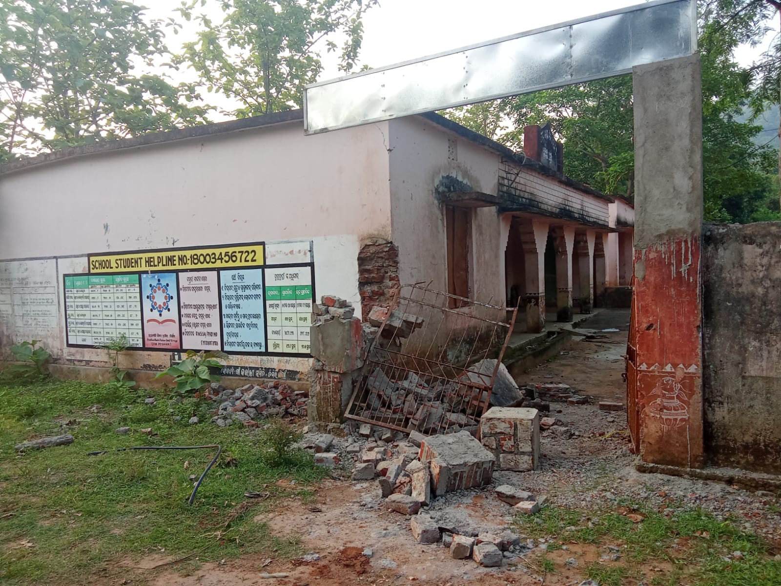 ହାତୀ ପଲଙ୍କ ଉପଦ୍ରବ, ଭାଙ୍ଗିଲେ ସ୍କୁଲ ପାଚେରୀ ଓ ଫାଟକ