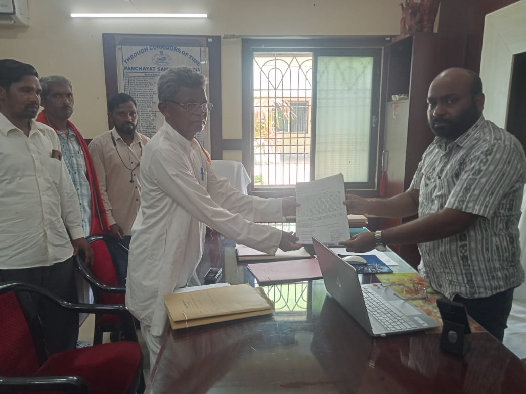 ବାଘଡଙ୍ଗୁରି କୁ ନୂତନ ପଞ୍ଚାୟତ ଗଠନ ଦାବିରେ  ବିଡ଼ିଓ ଙ୍କ ଜରିଆରେ ଜିଲ୍ଲାପାଳ ଙ୍କୁ ଦାବିପତ୍ର