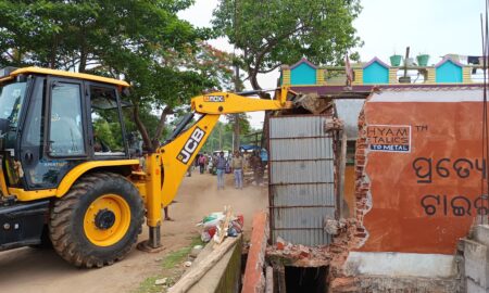 ବେଆଇନ ପଟ୍ଟା ଜମି ଜବର ଦଖଲ , ଜେସିବି ଲଗାଇ ଭାଙ୍ଗିଲା ପ୍ରଶାସନ