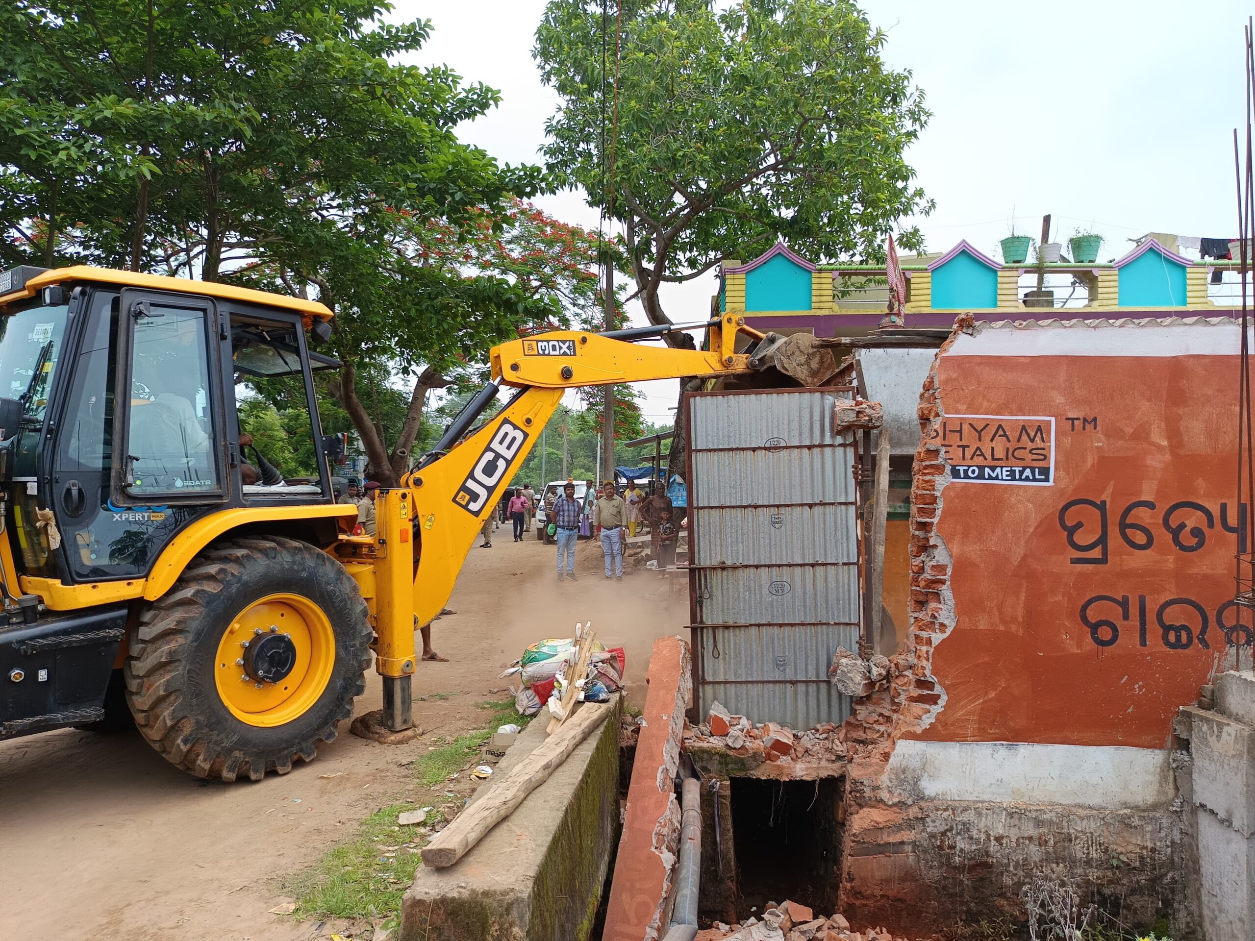 ବେଆଇନ ପଟ୍ଟା ଜମି ଜବର ଦଖଲ , ଜେସିବି ଲଗାଇ ଭାଙ୍ଗିଲା ପ୍ରଶାସନ