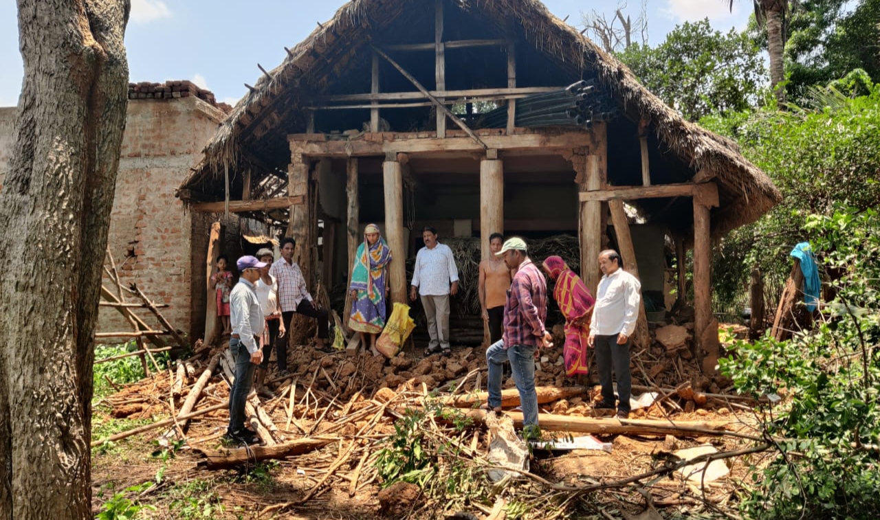 ହାତୀ ଉପଦ୍ରବ: କ୍ଷତିଗ୍ରସ୍ତ ପରିବାର ଙ୍କୁ ଭେଟିଲା ବ୍ଲକ୍ ପ୍ରଶାସନ